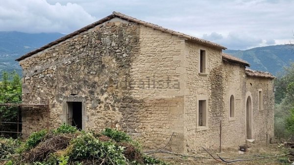 casa indipendente in vendita a Broccostella
