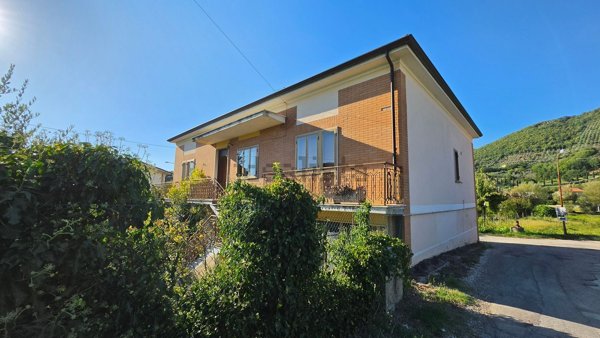 casa indipendente in vendita a Broccostella in zona Ponte Tapino.