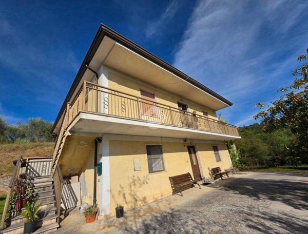 casa indipendente in vendita a Broccostella in zona Ponte Tapino.