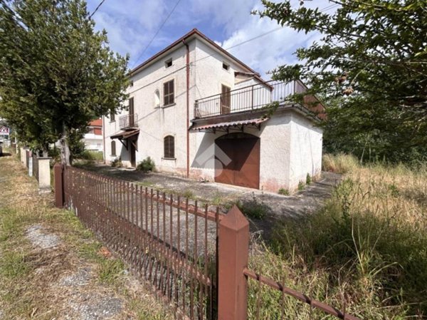 casa indipendente in vendita a Casalvieri in zona Fallena