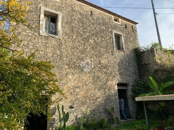 esavano in vendita a Casalvieri in zona Grotte dell'Acqua