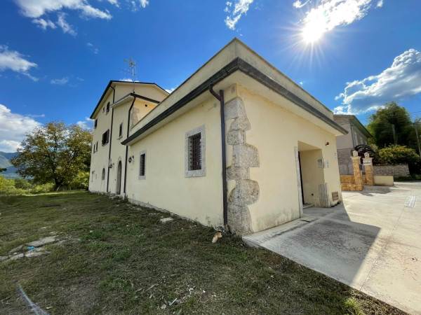 casa indipendente in vendita a Casalvieri in zona Fallena