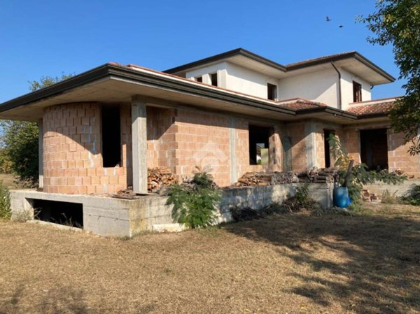 casa indipendente in vendita a Cassino in zona Sant'Angelo in Theodice