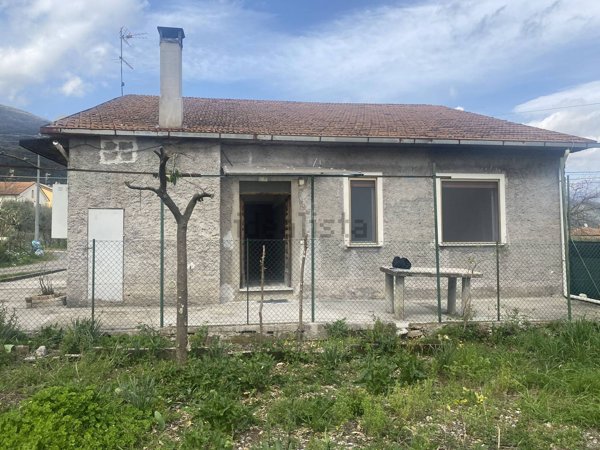 casa indipendente in vendita a Cassino in zona Caira