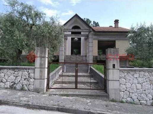 casa indipendente in vendita a Cassino in zona Caira