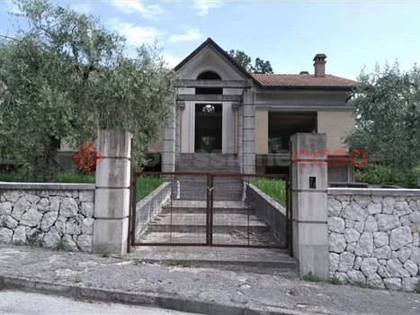 casa indipendente in vendita a Cassino in zona Caira