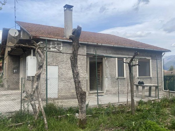 casa indipendente in vendita a Cassino in zona Caira