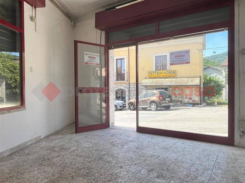 negozio in vendita a Cassino in zona Caira