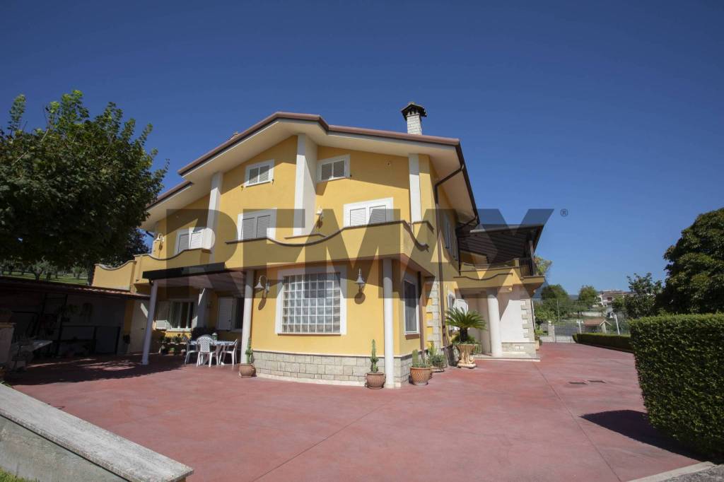 casa indipendente in vendita a Cassino in zona Sant'Angelo in Theodice