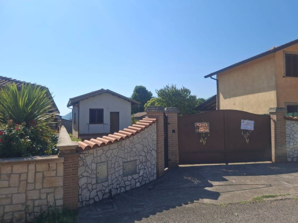 casa indipendente in vendita a Castro dei Volsci in zona Madonna del Piano