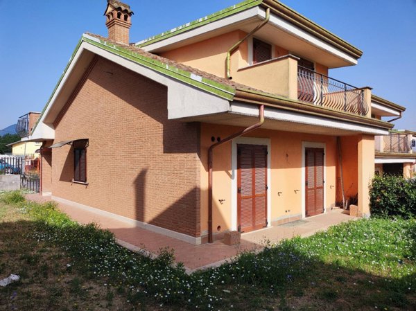 casa indipendente in vendita a Ceccano
