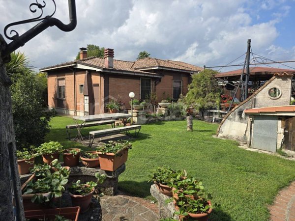 casa indipendente in vendita a Ceccano