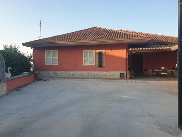 casa indipendente in vendita a Ceccano