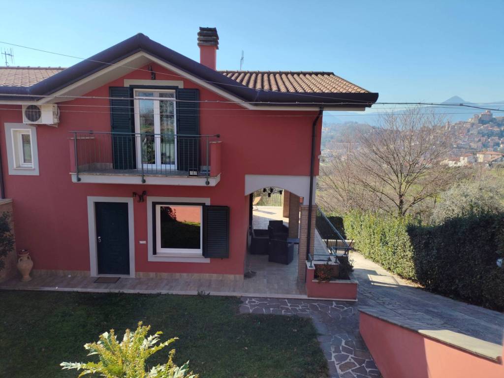 casa indipendente in vendita a Ceccano
