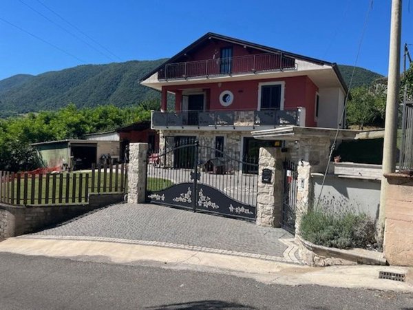 casa indipendente in vendita a Ceccano