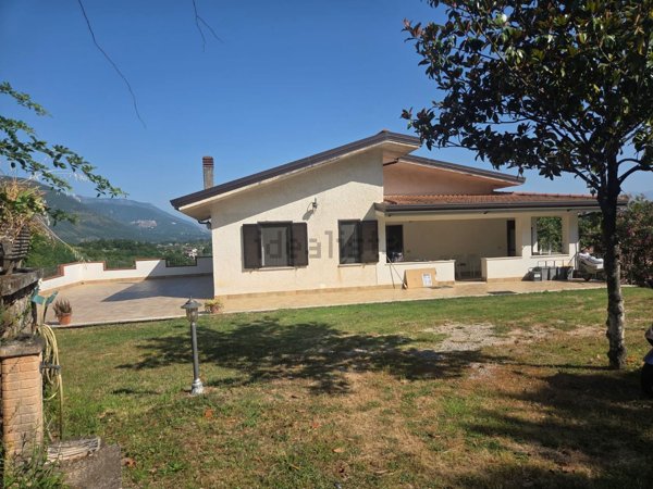 casa indipendente in vendita a Ceccano