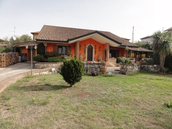 casa indipendente in vendita a Ceccano