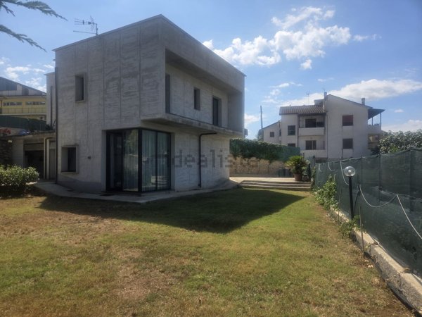 casa indipendente in vendita a Ceccano