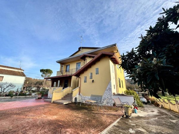 casa indipendente in vendita a Ceccano