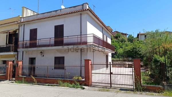 casa indipendente in vendita a Ceccano