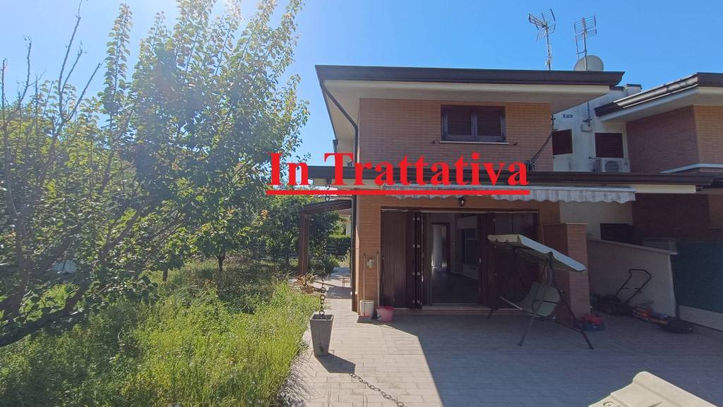 casa indipendente in vendita a Ceccano