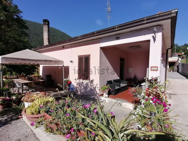 casa indipendente in vendita a Ceccano