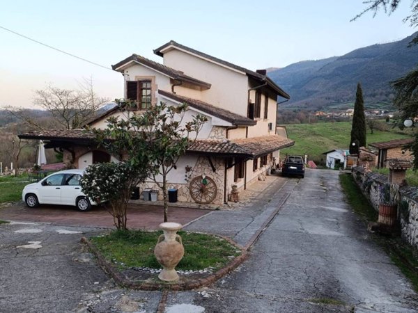 casa indipendente in vendita a Ceccano