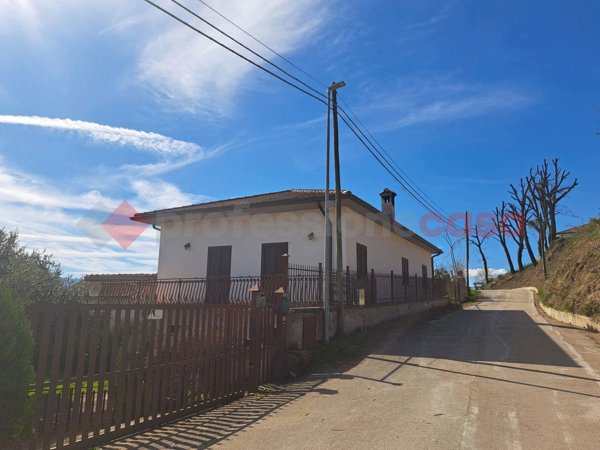 casa indipendente in vendita a Cervaro