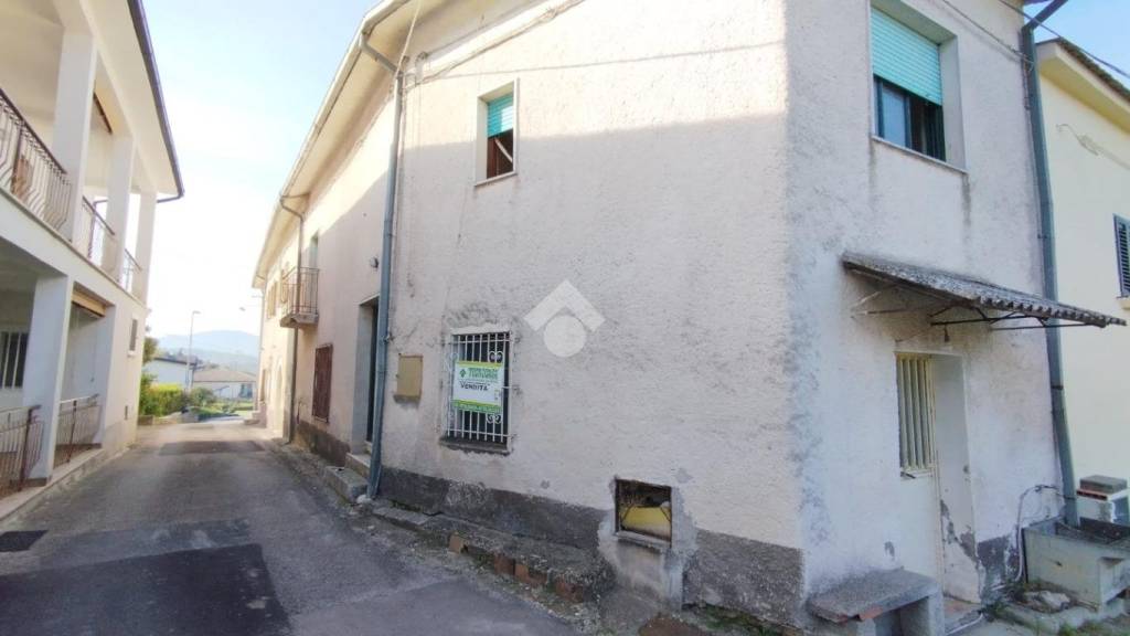 casa indipendente in vendita a Cervaro