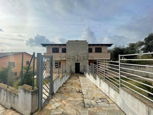 casa indipendente in vendita a Cervaro