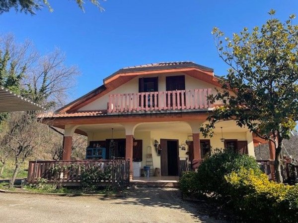 casa indipendente in vendita a Cervaro