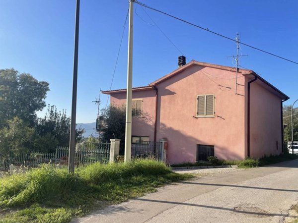 casa indipendente in vendita a Cervaro