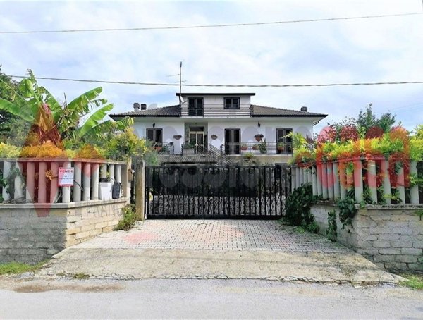 casa indipendente in vendita a Cervaro