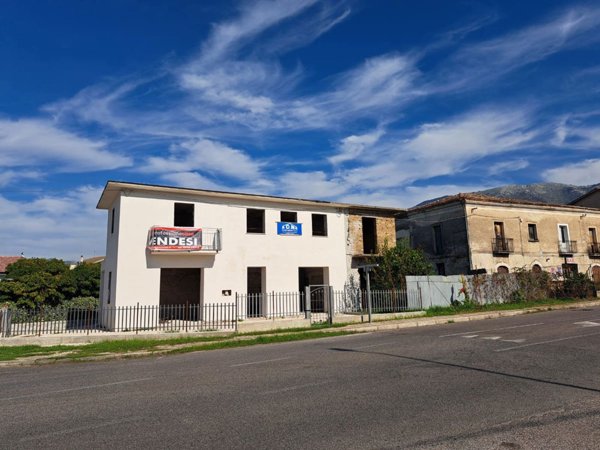casa indipendente in vendita a Cervaro