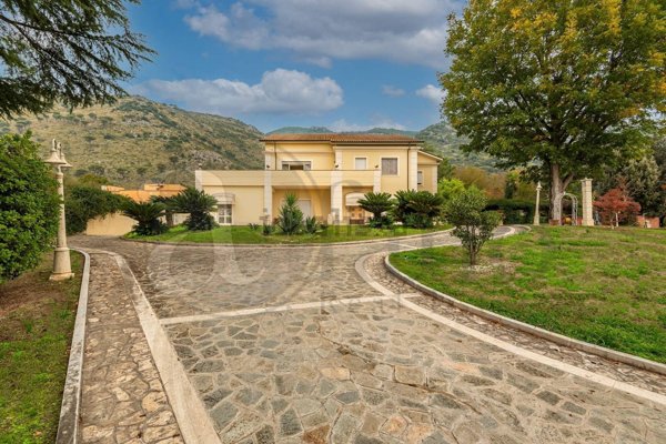 casa indipendente in vendita a Cervaro