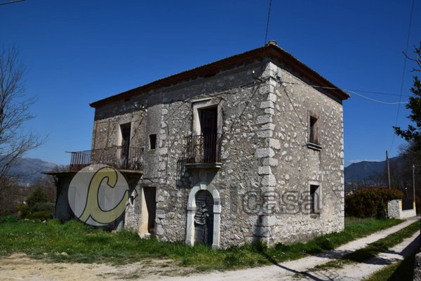 casa indipendente in vendita a Cervaro