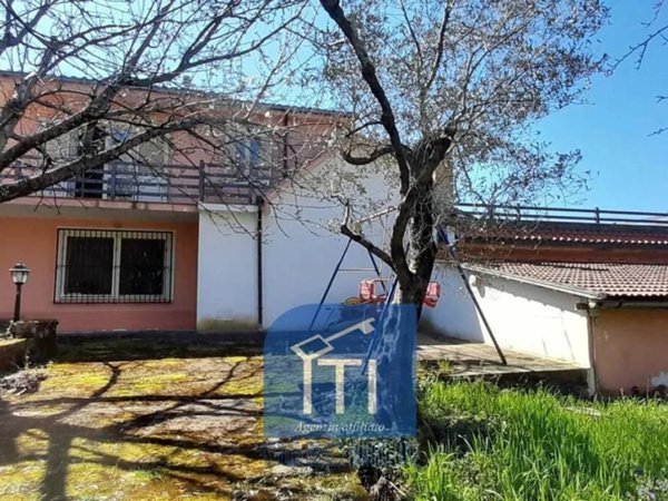 casa indipendente in vendita a Cervaro