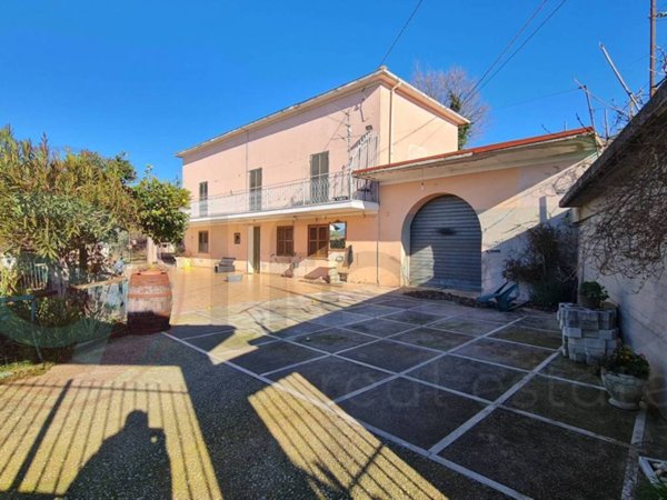 casa indipendente in vendita a Cervaro