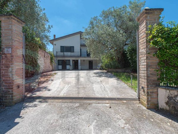 casa indipendente in vendita a Cervaro