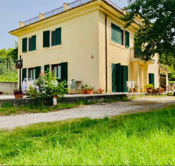 casa indipendente in vendita a Cervaro