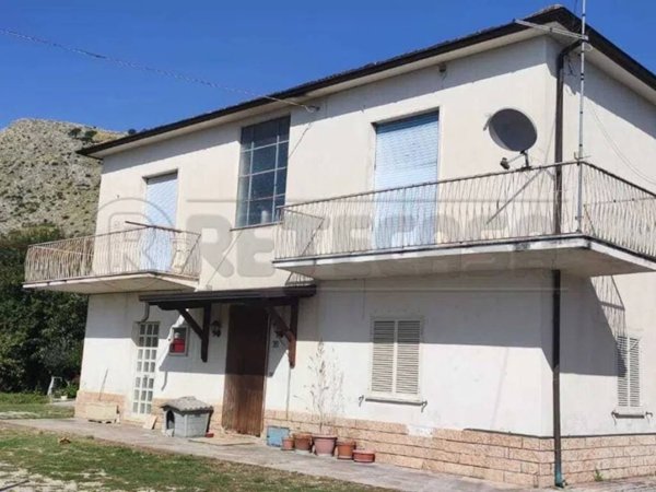 casa indipendente in vendita a Cervaro