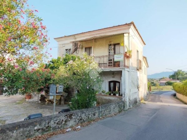 casa indipendente in vendita a Cervaro