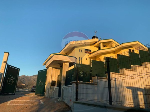 casa indipendente in vendita a Cervaro