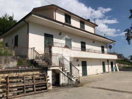 casa indipendente in vendita a Cervaro