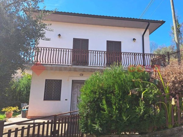 casa indipendente in vendita a Cervaro