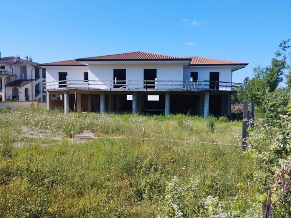 locale commerciale in vendita a Cervaro