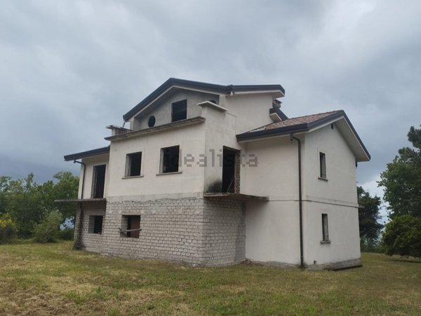 casale in vendita a Cervaro