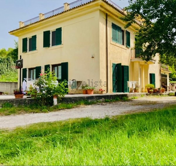 casa indipendente in vendita a Cervaro