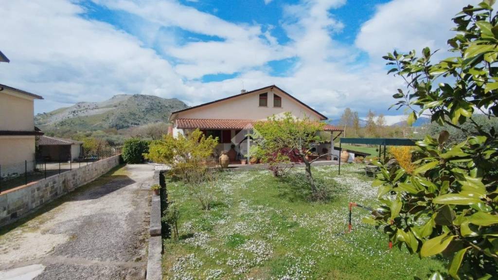 casa indipendente in vendita a Cervaro