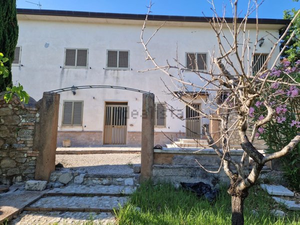 casa indipendente in vendita a Cervaro